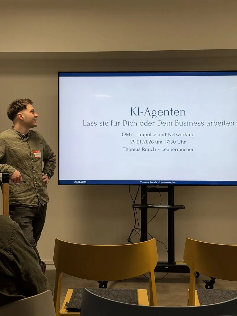 Thomas Rauch vor der Titelfolie des Vortrags 'KI-Agenten - Lass sie für Dich oder Dein Business arbeiten' im OM7 Nürnberg